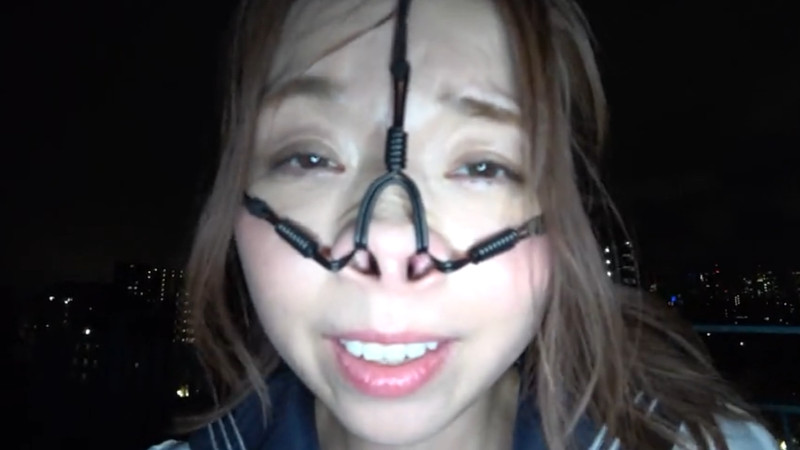 加藤ツバキ セーラー服 野外鼻フック3