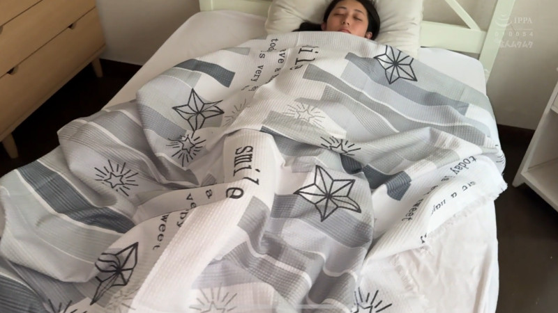スッピンで眠る足立さん