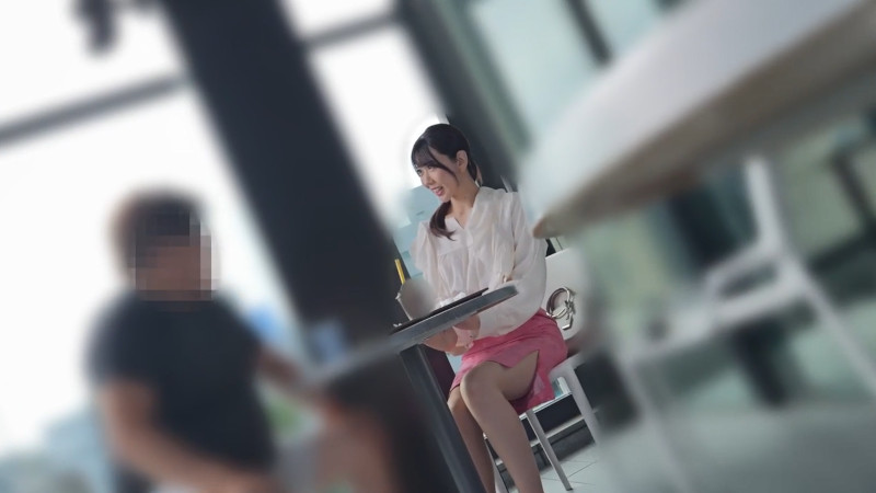 飲み物に薬を盛られる美女